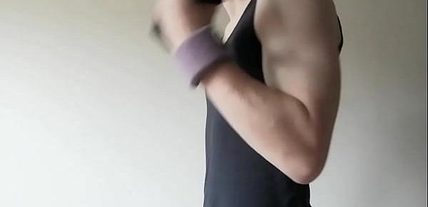 Young Guy Rou working out